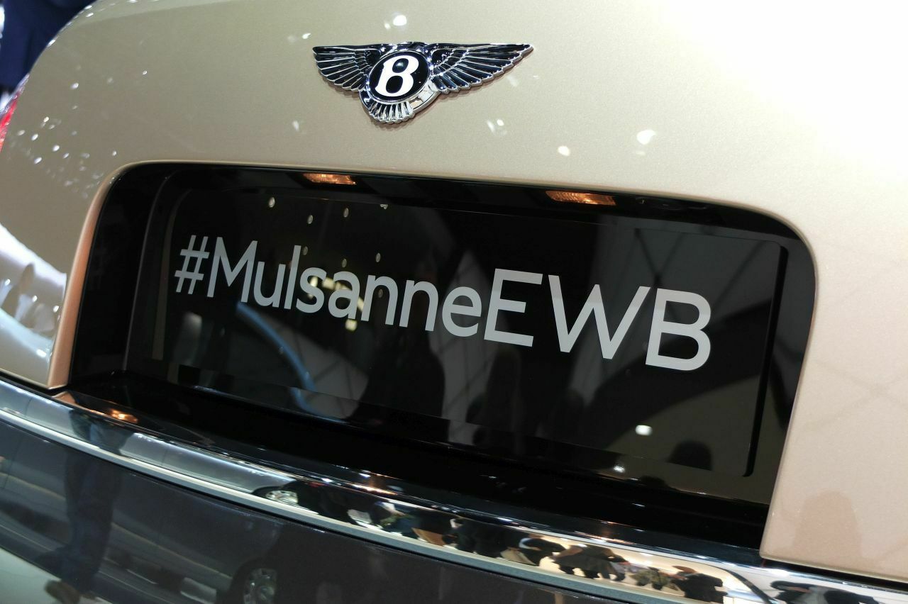 "EWB" bedeutet "Extended Wheelbase"