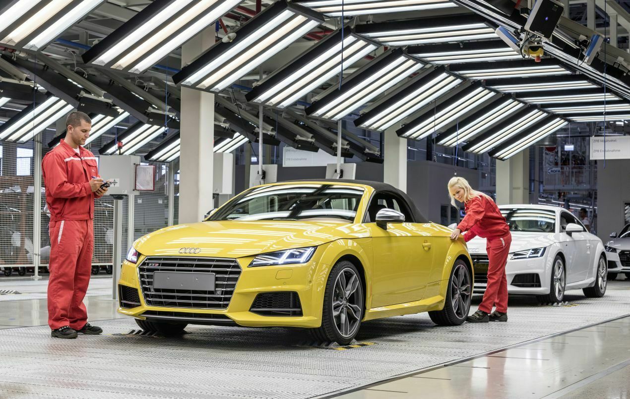 Deutsche Autos kommen immer seltener aus Deutschland. Ein Beispiel: Audi produziert seit 1993 in Györ (Ungarn). 2013 liefen in dem Werk 1,9 Millionen Motoren und 43.000 Autos vom Band