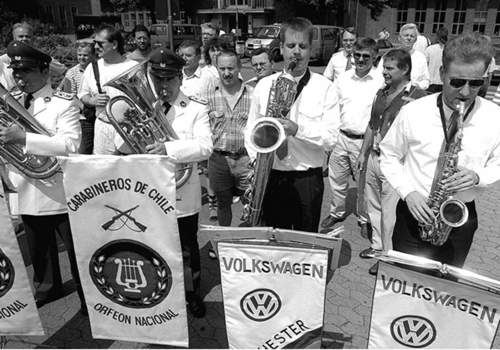 Das waren noch Zeiten: Mit Blasmusik des Werksorchesters und des chilenischen Polizeimusikkorps Orfeon Nacional de Carabineros Santiago wurden im Sommer 1995 in Wolfsburg die Mitarbeiter in den Urlaub verabschiedet