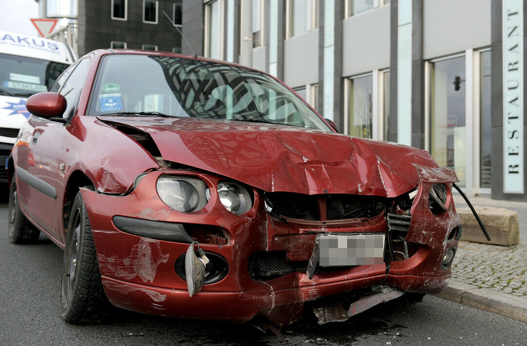 Ein Mann ließ sein Auto in der Heimat Slowenien reparieren, machte jedoch bei der Versicherung den Betrag aus dem deutschen Gutachten und die anfallende Mehrwertsteuer geltend. Das geht nicht, urteilte das OLG Suttgart (Beispielbild)