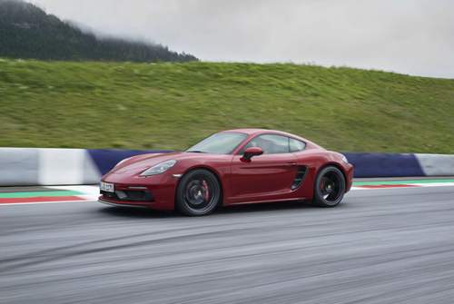 Von außen erkennt man Porsche 718 Cayman GTS und Boxster GTS an den schwarzen Akzenten