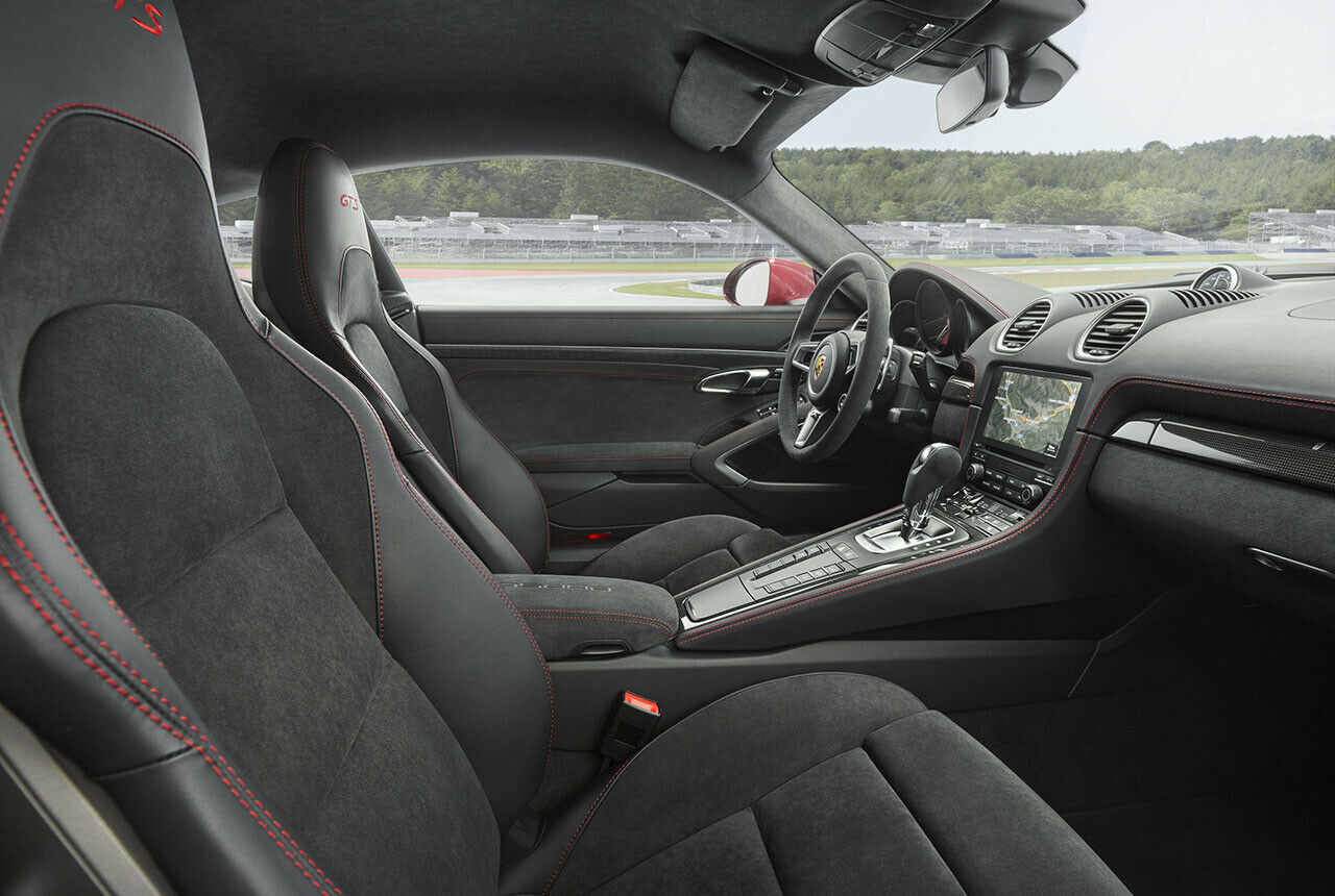 Im Innenraum bezieht Porsche bei den GTS-Modellen viele Teile mit Alcantara, dazu gibt es rote Ziernähte