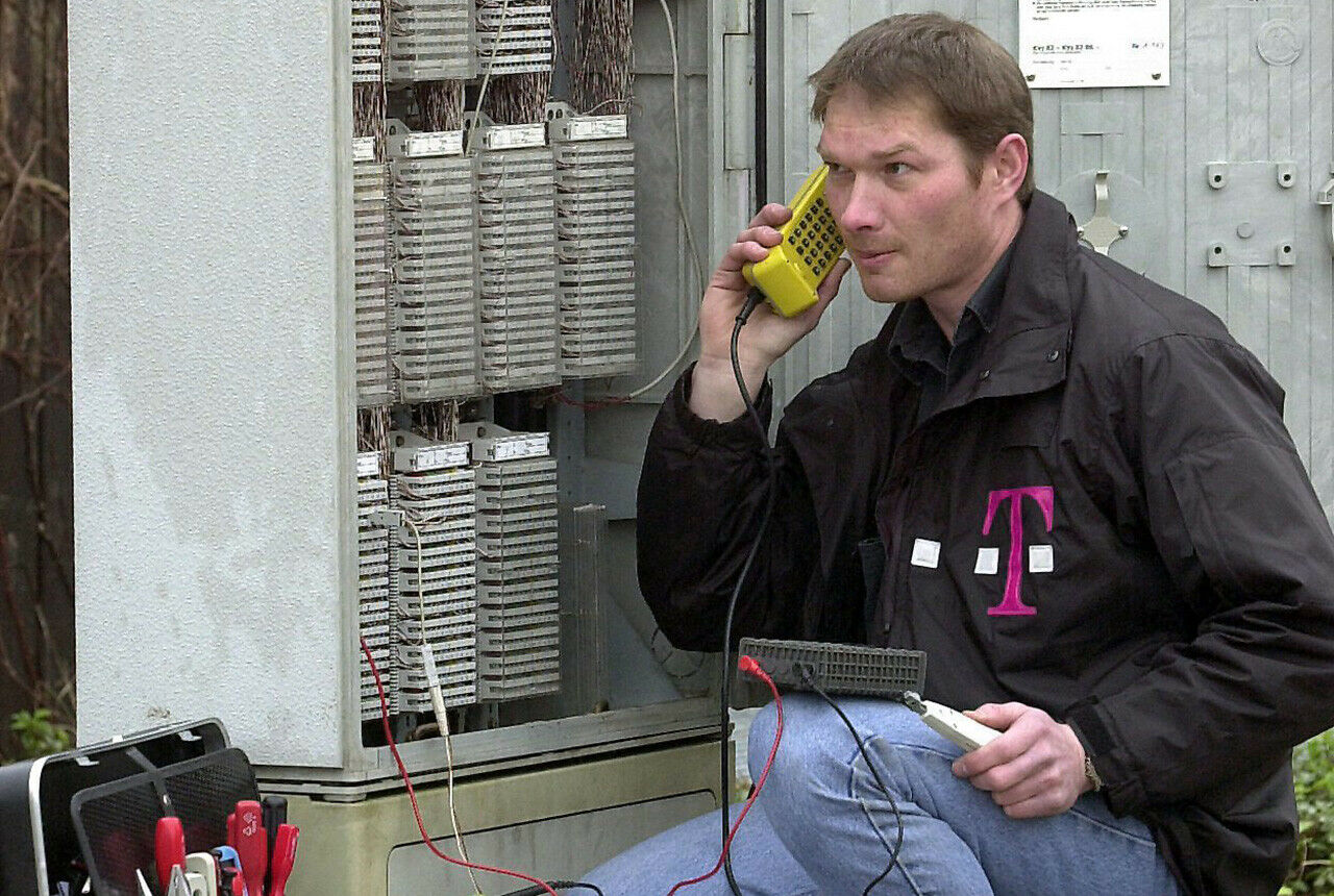 "Hallo Zukunft, wir hätten da eine Idee": Die Deutsche Telekom will ihre Kabelverzweiger genannten grauen Kästen am Straßenrand zu Ladestationen für E-Autos machen (Symbolbild)