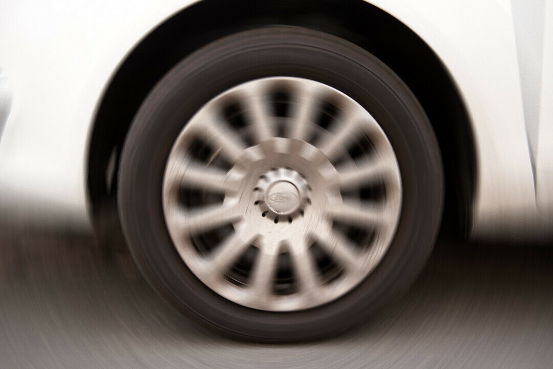 Mit dem Reifengas Stickstoff wird der Druckverlust im Autoreifen verlangsamt