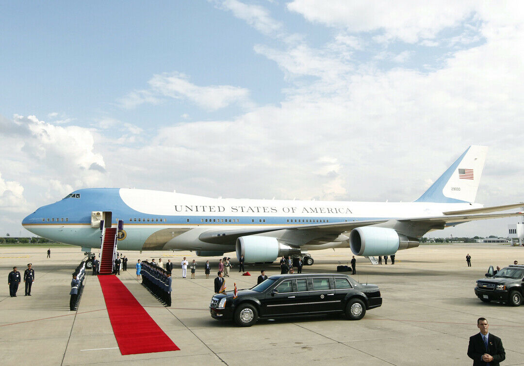 Car One vor Air Force One: Die Präsidenten-Limousine wartet vor dem Flugzeug.