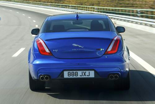Der Jaguar XJR575 ist knapp 1,90 Meter breit