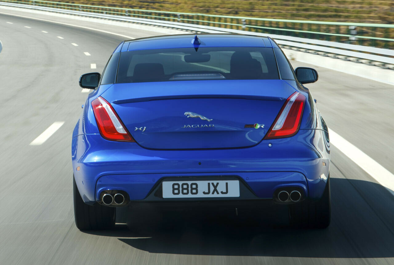 Der Jaguar XJR575 ist knapp 1,90 Meter breit