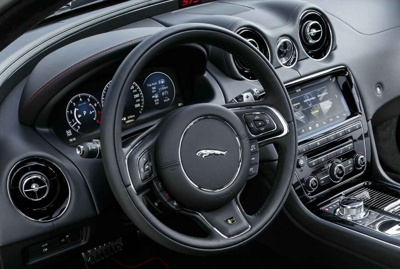 Das Lenkrad des Jaguar XJR575 liegt gut in der Hand, wirkt durch die Aufteilung der Tasten wenig überfrachtet