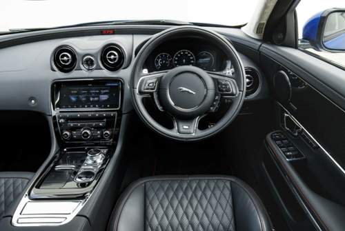 Rennwagen-Feeling im Oberklasse-Innenraum: Die umlaufende glatte Carbon-Leiste erinnert an den oberen Rand eines Monocoques