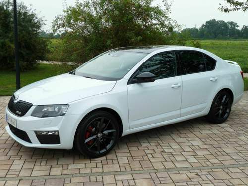 Octavia RS - MoonWhite