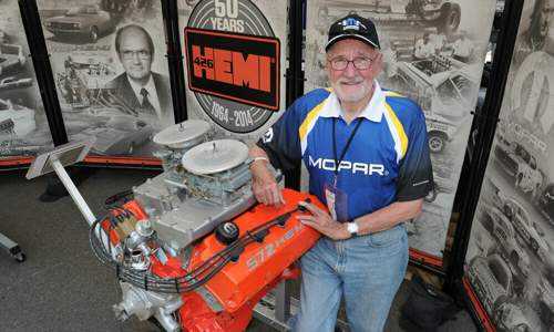Tom Hoover und ein Rennsport-Hemi. Im vergangenen Jahr wurde sein 426er 50 Jahre alt