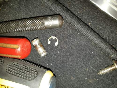 Bolzen und Sicherungsring