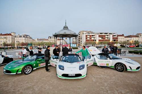 Die Teilnehmer haben ihre Autos für ein paar Fotos in Pose gestellt
