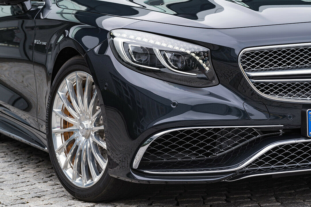 Mit dem V12 kommen beim S65 Cabrio auch die großen Lufteinlässe