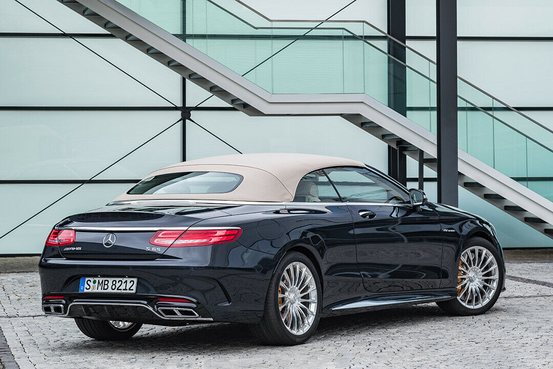 Vier Personen passen unter das Verdeck des Mercedes-AMG S65 Cabrio
