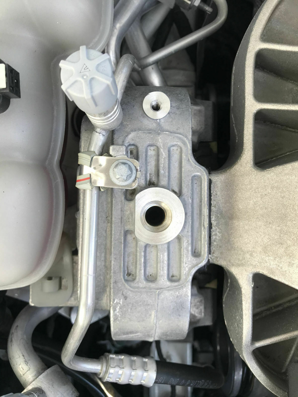 Offene Schraublöcher am Motor im B180 DCT7?