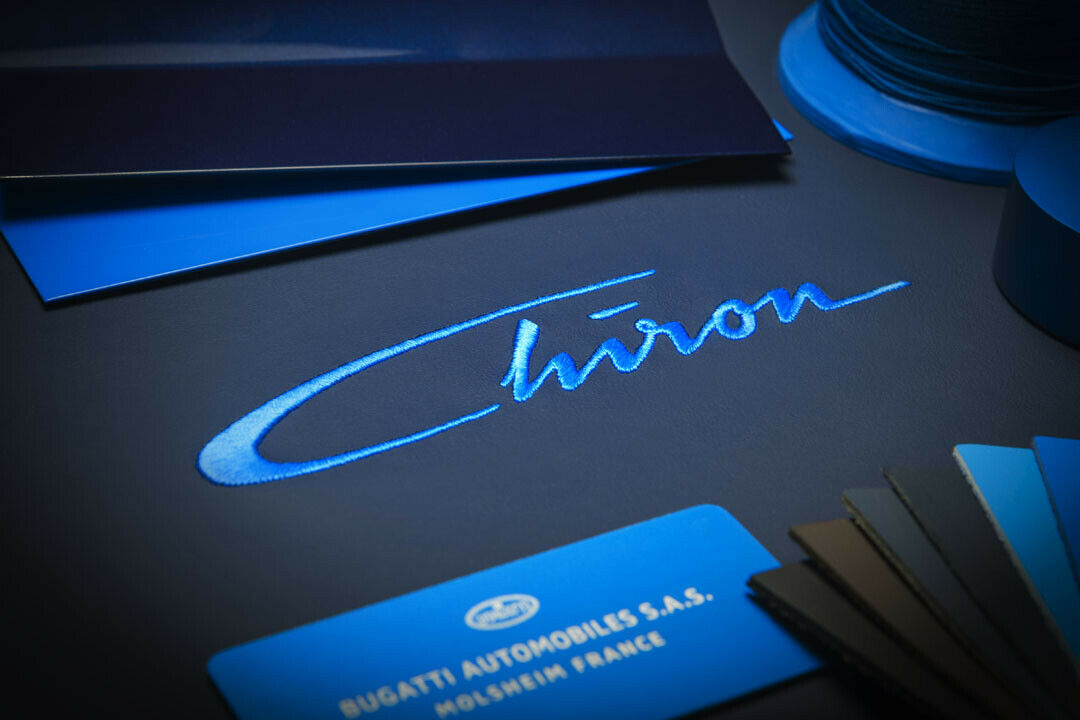 Der Chiron-Schriftzug wird im neuen Bugatti unter anderem auf den Kopfstützen zu finden sein. Er wurde von der Unterschrift des Rennfahrers Louis Chiron abgeleitet