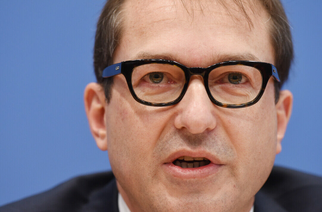 Alexander Dobrindt will in einem über fünf Jahre angelegten Versuch Zündsperren für alkoholauffällige Autofahrer testen