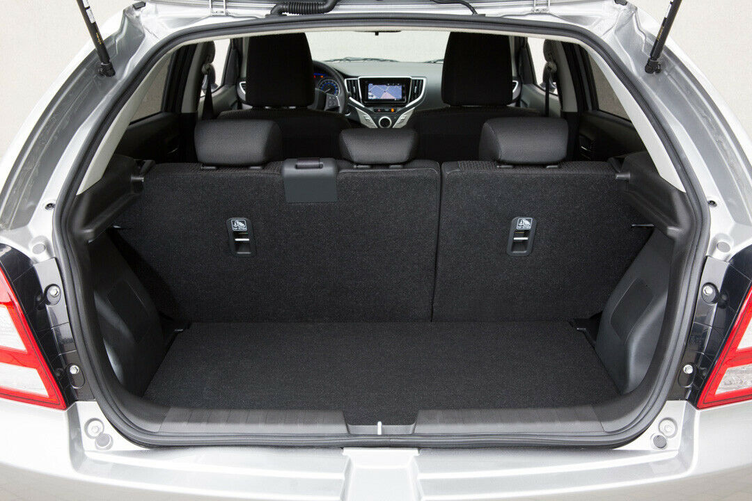 Der Kofferraum des Suzuki Baleno fasst 355 Liter (ohne Umklappen), beim aktuellen Opel Corsa sind es nur 285 Liter