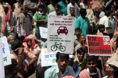 Unvorstellbar. In Kolkata demonstrieren die Menschen dafür, weiter Fahrrad fahren zu dürfen