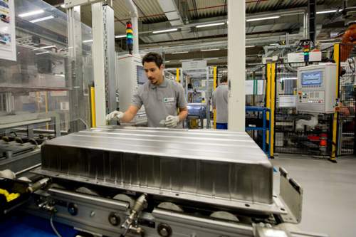 Deutschland sollte die Batteriezellen-Produktion in Großserie wieder aufnehmen, sagt der IG-Metall-Vorsitzende Detlef Wetzel. Diese macht 40 Prozent der Wertschöpfung eines Elektroautos aus