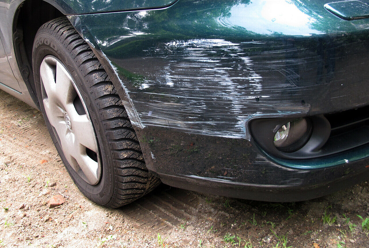 An einer Unfallstelle müssen Autofahrer nur warten, wenn ein erkennbarer Fremdschaden entstanden ist. Anderenfalls begeht man keine Fahrerflucht, wenn man sich vom Unfallort entfernt