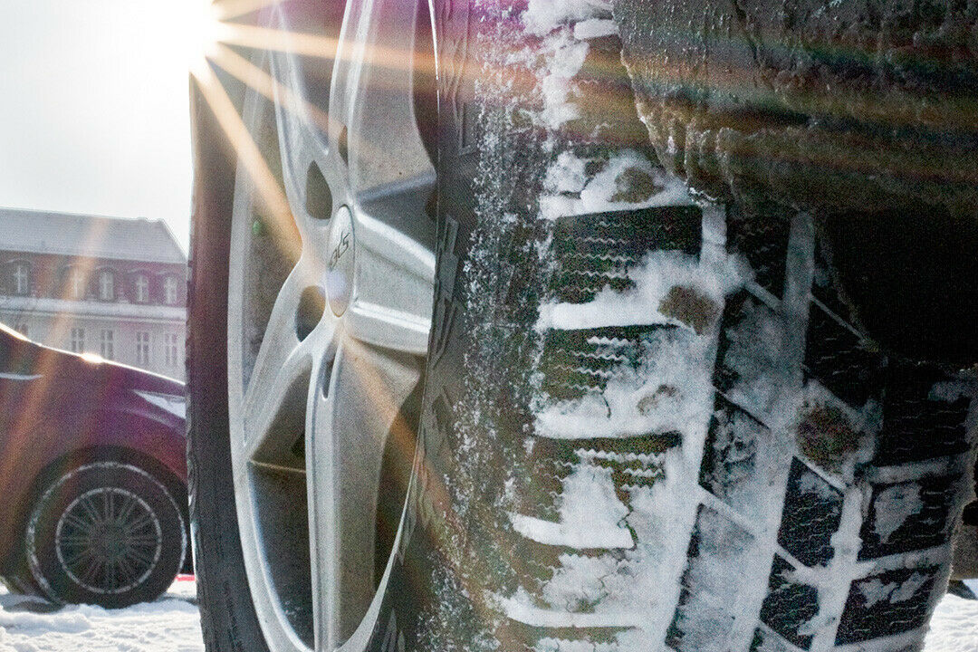 Winterreifen sollten noch mindestens vier Milimeter Profiltiefe aufweisen und nicht älter als fünf Jahre sein