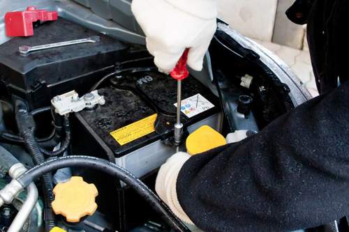 Schwache Autobatterien sind ein häufiger Grund für Autoaussetzer im Winter