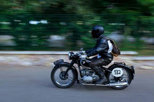 MOTOR-TALK-Reporter Fabian Hoberg auf der BMW R5 von 1935