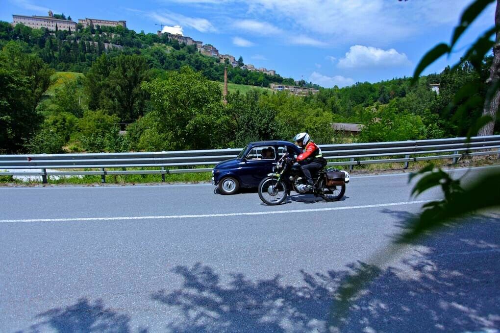 Schöne Motorräder, schöne Autos, schöne Landschaften