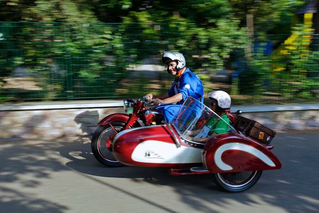 210 Teilnehmer fuhren auf 180 Motorrädern - da musste der eine oder andere in einen Beiwagen