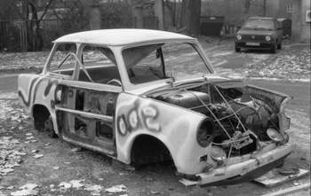 bundesarchiv-b-145-bild-f086568-0046-leipzig-ausgeschlachteter-pkw-trabant-trabbi