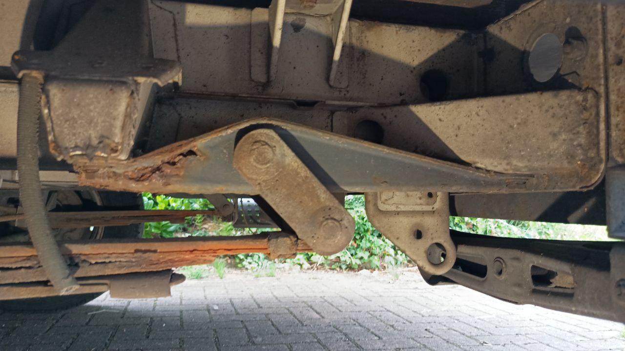 Oldtimer-WoMo Peugeot 3003, Baujahr 3/90 mit H-Zulassung: Blattfederaufhängung hinten durchgerostet
