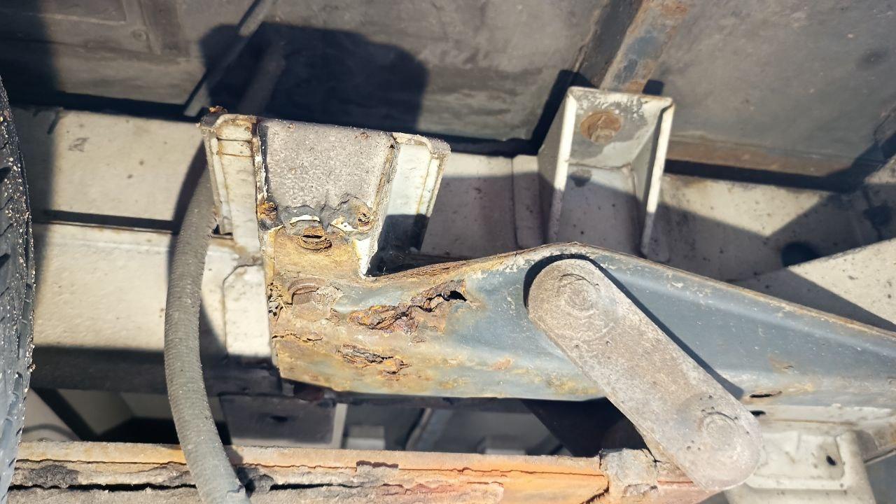 Oldtimer-WoMo Peugeot 3003, Baujahr 3/90 mit H-Zulassung: Blattfederaufhängung hinten durchgerostet