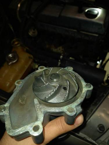 Ok nach dem Abbuersten hat sich doch herausgestellt dass das Pumpenrad schon ein wenig abgefressen ist. Ob das aber solch massive Auswirkungen haben kann glaube ich kaum..jpg