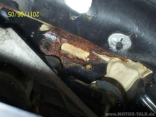 Kopie-von-durchrostung-spritzblech-oberhalb-scheibenwischermotor