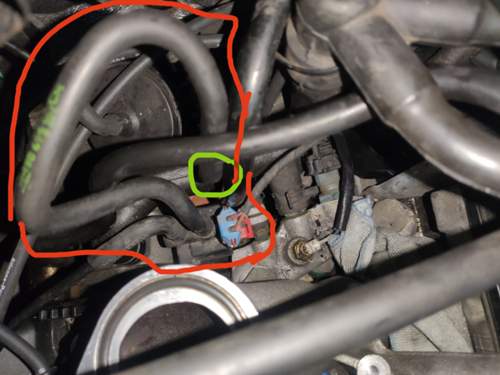 Der Schlauch direkt links neben dem blau roten stecker ist nicht verbunden..jpeg