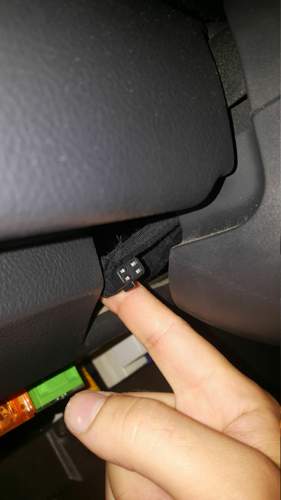 Unbekannter Stecker unterm Lenkrad.jpg