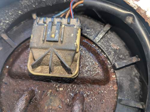 Unterm Stecker fließt es heraus