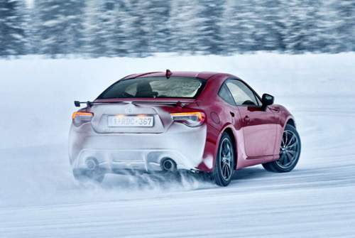 Quer geht mit dem Toyota GT86 vor allem auf glattem Untergrund gut, bei viel Grip fehlt Leistung fürs beliebte Leistungsübersteuern