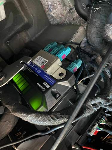 Eingebaut mit Klettband auf der Notstrom Batterie des OnStar Moduls.jpg