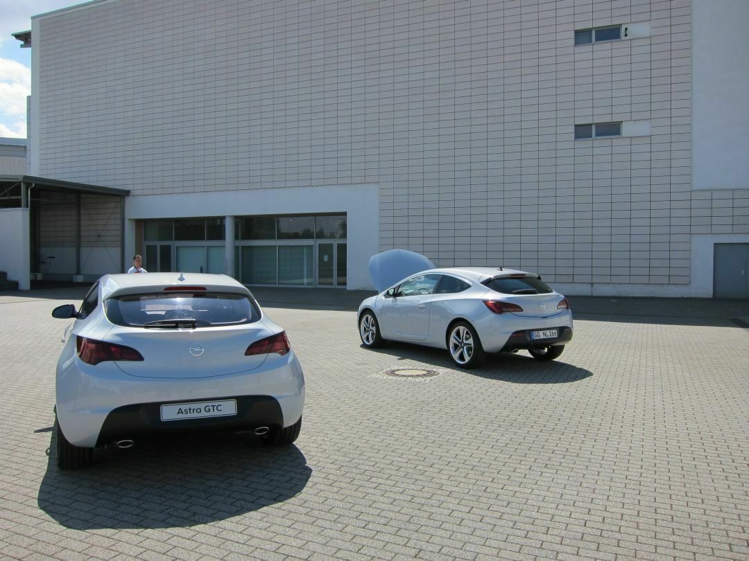 Astra GTC: Modell und echtes Auto
