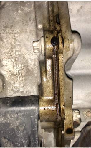 Opel-unter-dem-auto-oeliges-teil