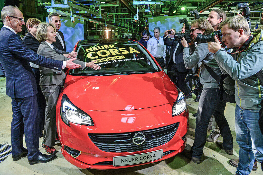 Der Opel-Chef Karl-Thomas Neumann und Werksleiterin Elvira Tölkes bei der Präsentation des neuen Opel Corsa in Eisenach