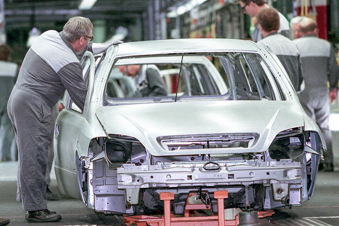 Ein Opel-Mitarbeiter bei der Montage des Astra G in Eisenach