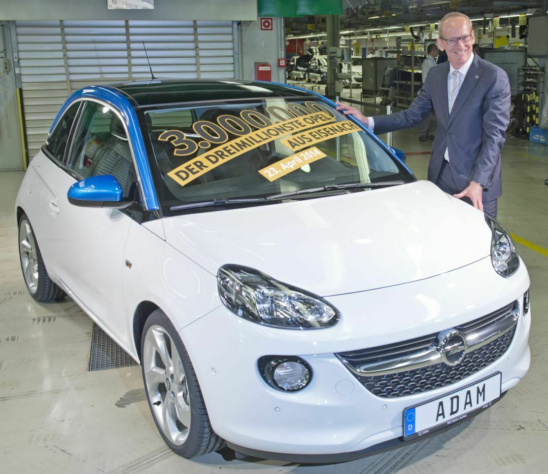 Opel-Chef Karl-Thomas Neumann und der Jubiläums-Adam