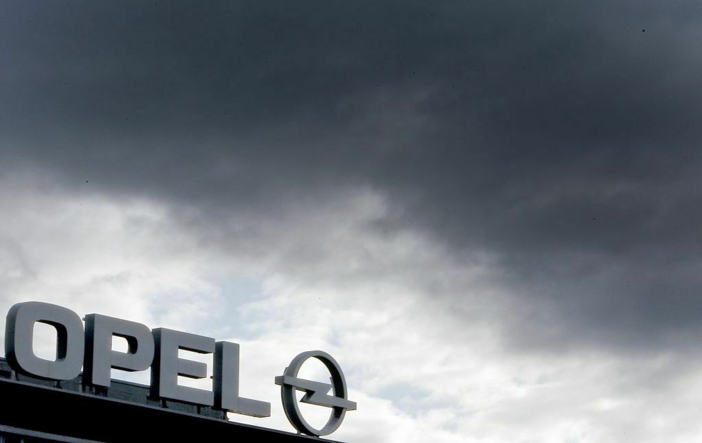 Dunkle Wolken über dem Opel-Logo in Bochum.