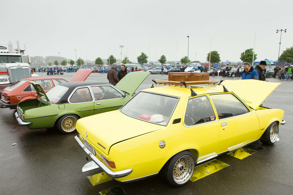Alte Opel-Modelle in Reih und Glied