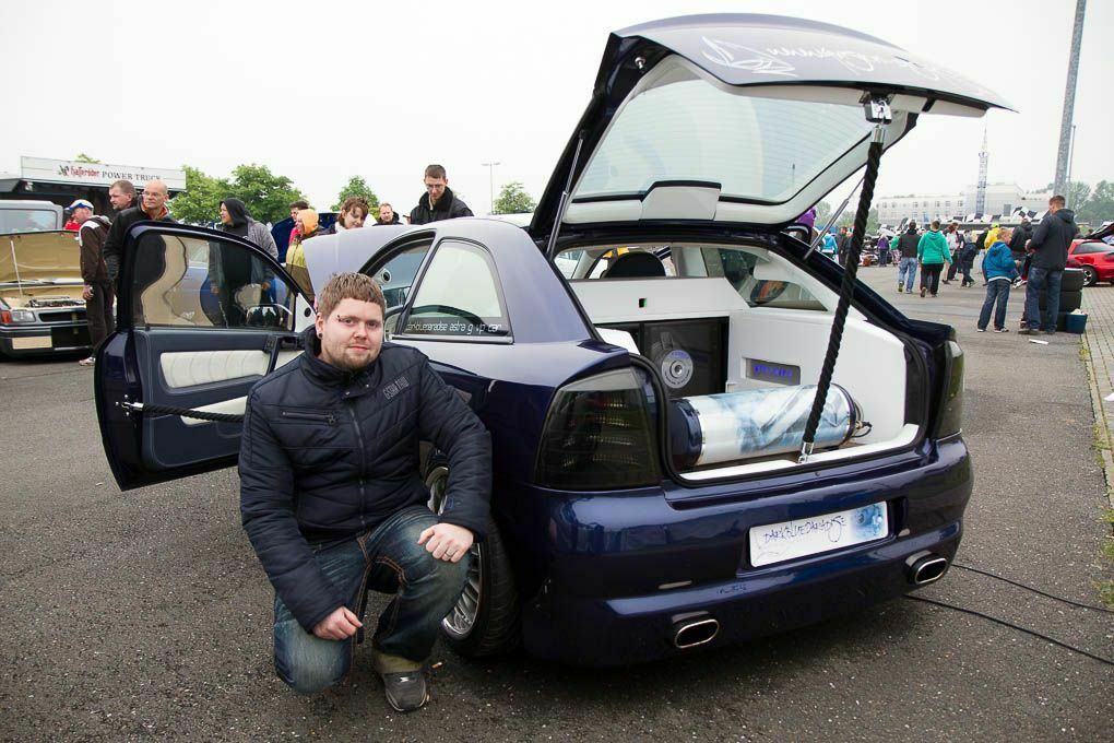 Dieser Astra hat eine Nebelmaschine im Kofferraum