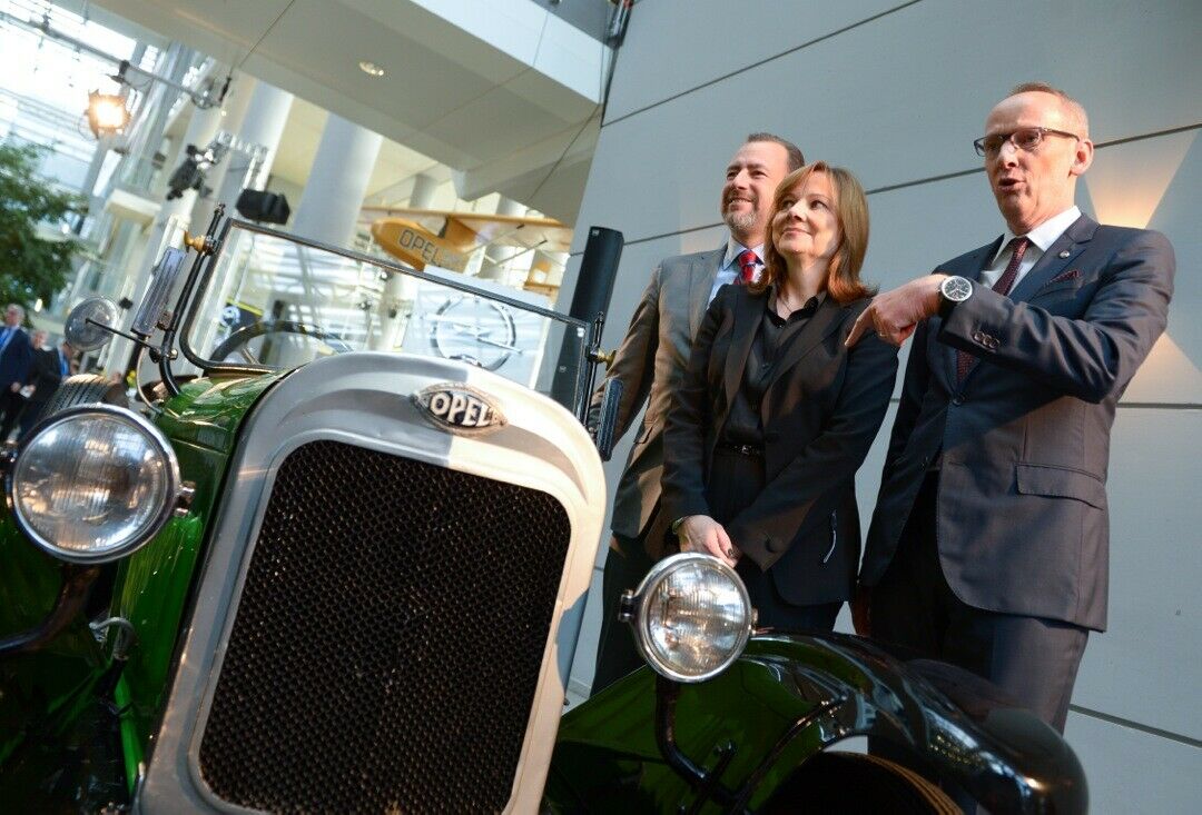 Dan Ammann (links), Mary Barra und Karl-Thomas Neumann posieren am 27.01.2014 an einem historischen Opel Laubfrosch (Baujahr 1924)